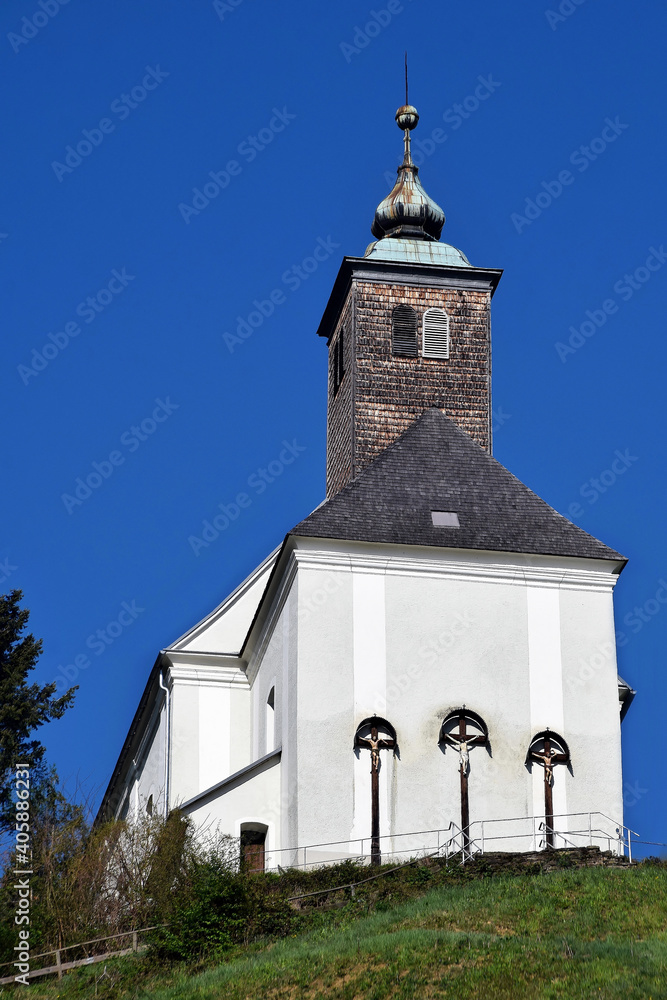Josefikirche in Schwanberg in der Weststeiermark vor tiefblauem Himmel