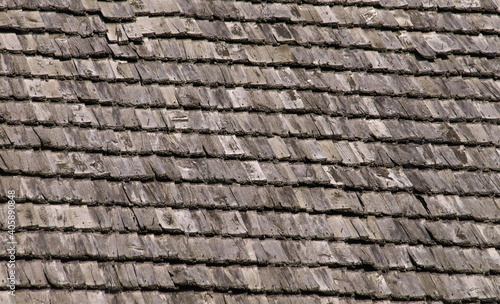 Stary drewniany dach z drewnianym gontem