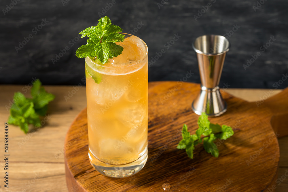 Fototapeta premium Boozy Alcoholic Suffering Bourbon Cocktail