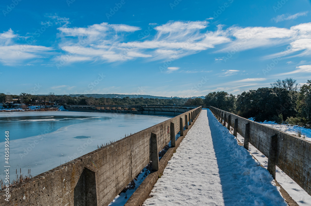 Los Arroyos Reservoir, El Escorial, Madrid. View of this frozen and snowy reservoir after the storm Filomena.