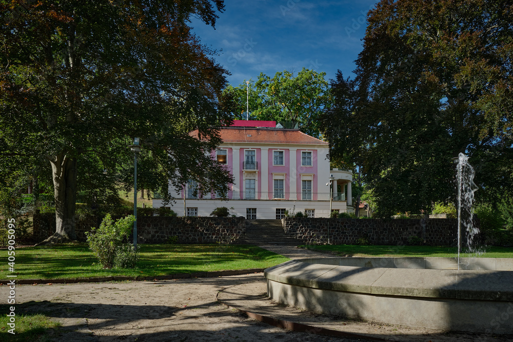 Am Hang eines früheren Weinbergs liegt das ehemalige Schloss Freienwalde mit Park und Brunnen - Graffiti-Schmierereien wurden retuschiert