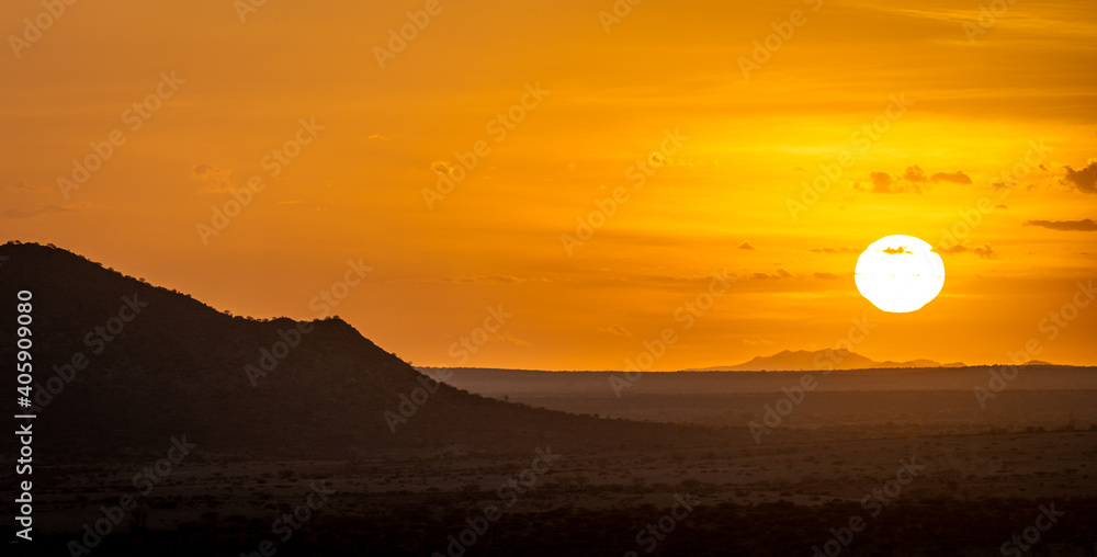 Sonnenaufgang nahe Spitzkoppe, der größten Gebirgskette in Namibia. Sonnenaufgang nahe Spitzkoppe, der größten Gebirgskette in Namibia.