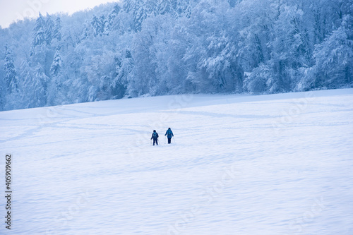 Schneeschuhwanderer in einer verschneiten Landschaft in der Abenddämmerung fotografiert