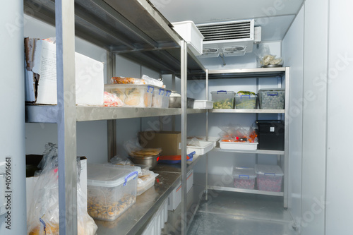 Foto Refrigerator chamber with steel shelves in a restaurant