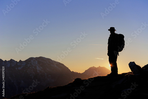 Wanderer am Gipfel beim Sonnenuntergang - hiker on the summuit at sunset
