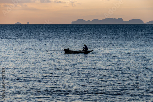Pêcheur au coucher de soleil sur la mer à Koh Lanta, Thaïlande