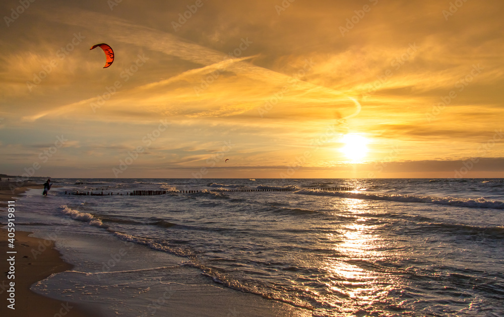 Kitesurfing nad morzem przy zachodzie słońca Kitesurfing nad morzem przy zachodzie słońca