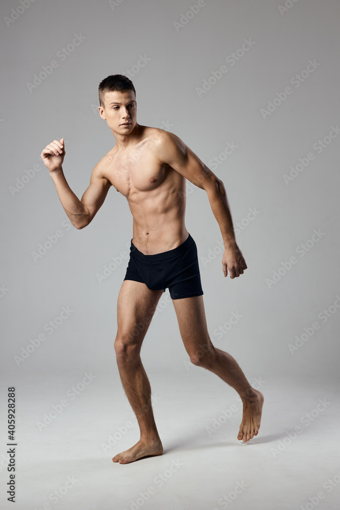 Obraz premium guy in shorts running indoor sport fitness athletics