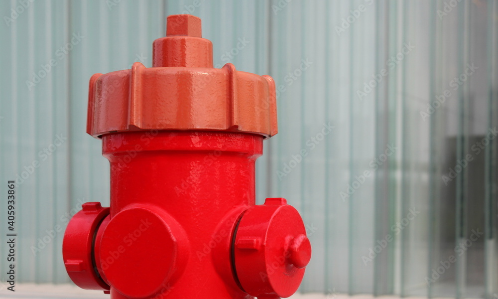 Idrante stradale dei vigili del fuoco per estingure un eventuale incendio in città Idrante stradale dei vigili del fuoco per estingure un eventuale incendio in città