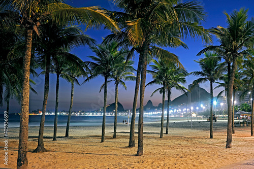 Entardece na Praia de Copacabana. Rio de Janeiro