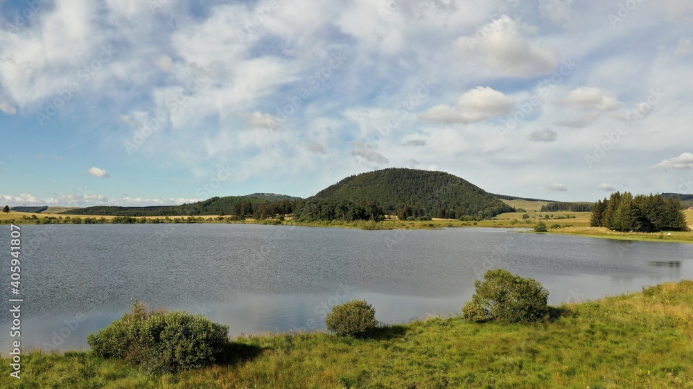 survol du Puy de Sancy en Auvergne, parc naturel régional des volcans d'Auvergne