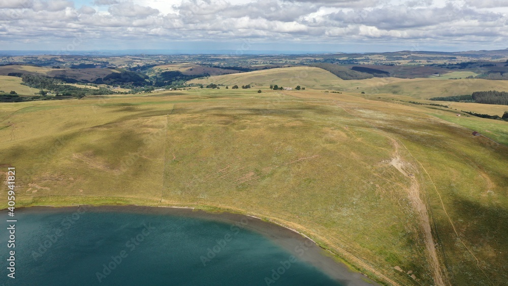 survol du Puy de Sancy en Auvergne, parc naturel régional des volcans d'Auvergne