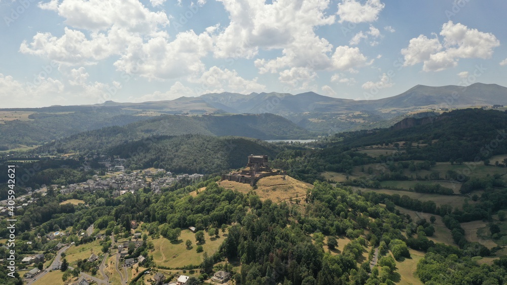 château de murol en Auvergne, vue aérienne