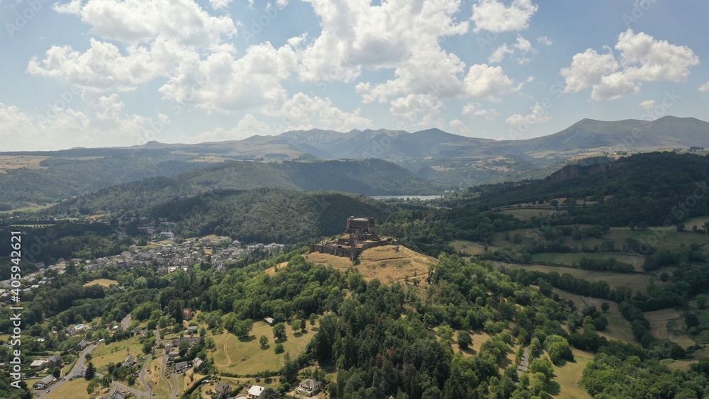 château de murol en Auvergne, vue aérienne château de murol en Auvergne, vue aérienne