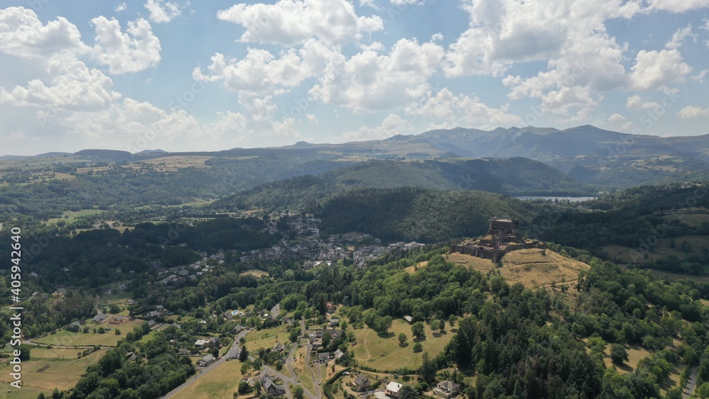 château de murol en Auvergne, vue aérienne château de murol en Auvergne, vue aérienne