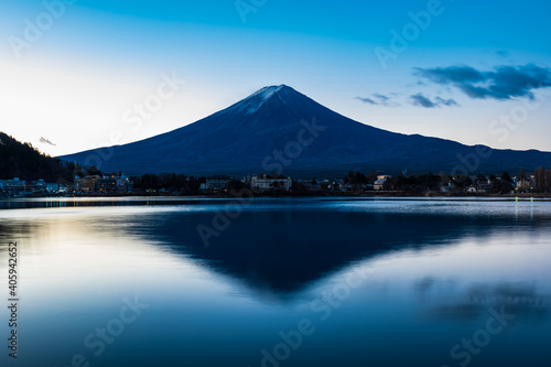 河口湖から眺める富士山　冬の朝景 © oben901