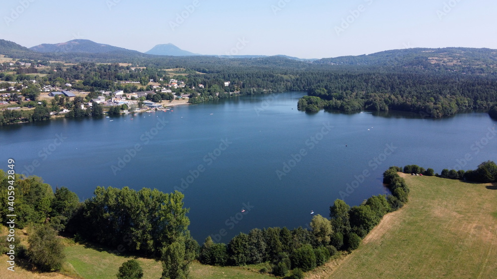 Lac d'Aydat vue du ciel, parc naturel régional des volcans d'Auvergne Lac d'Aydat vue du ciel, parc naturel régional des volcans d'Auvergne