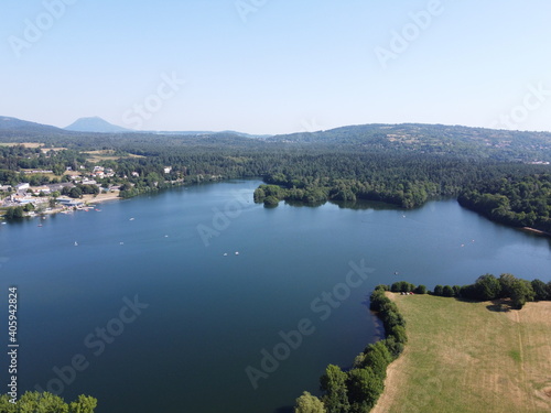 Lac d'Aydat vue du ciel, parc naturel régional des volcans d'Auvergne © Lotharingia