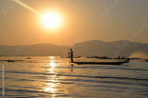 Boote und Häuser auf dem Inle Lake, Myanmar