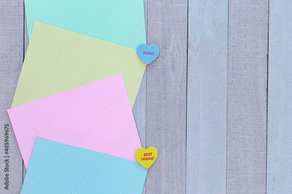 Papel y corazones de colores con palabras relacionadas al amor y la