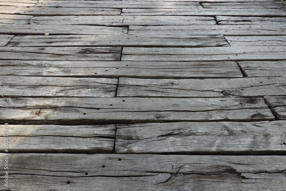 Holzbohlen auf einen Weg im Garten