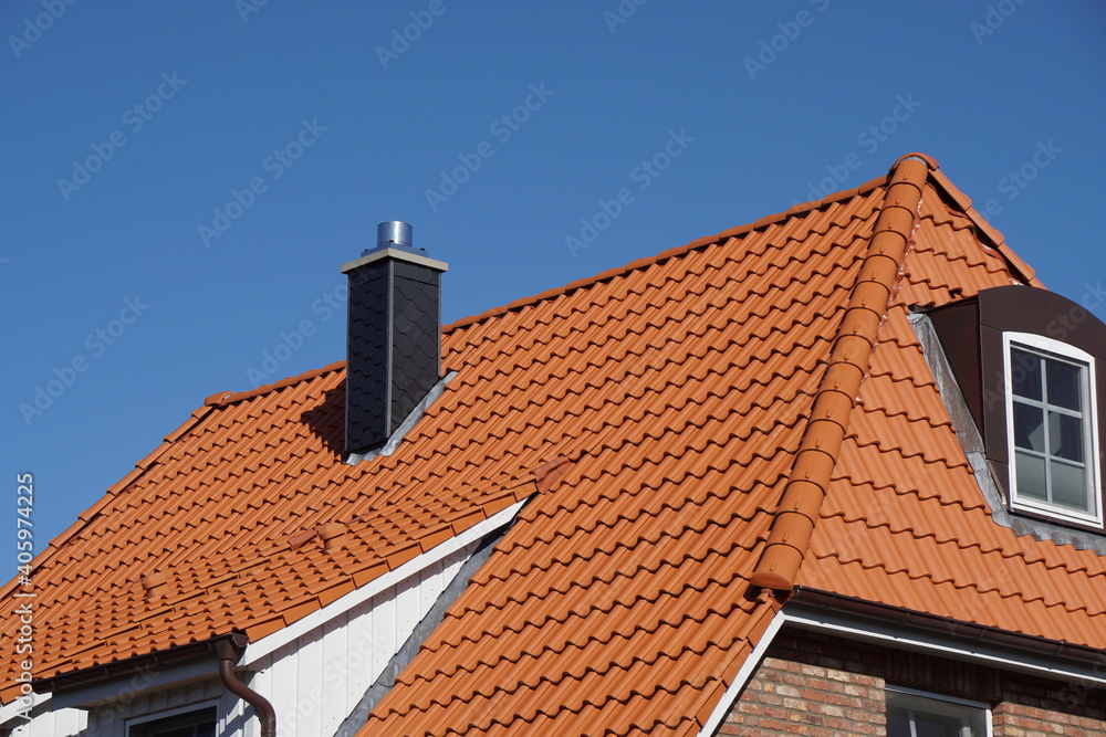 Schwarzer Schornstein auf einem Dach