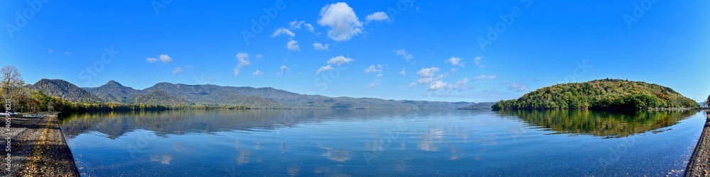 Fototapeta premium 湖岸から見た屈斜路湖のパノラマ紅葉情景@和琴半島、北海道