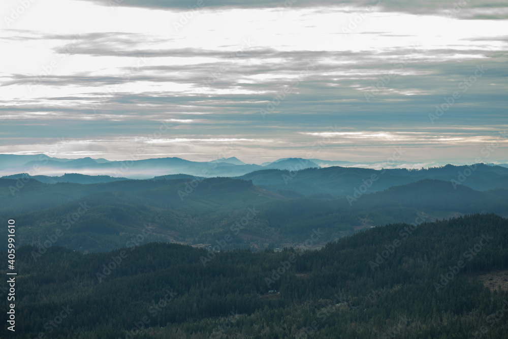 Obraz premium clouds over the mountains in the Oregon