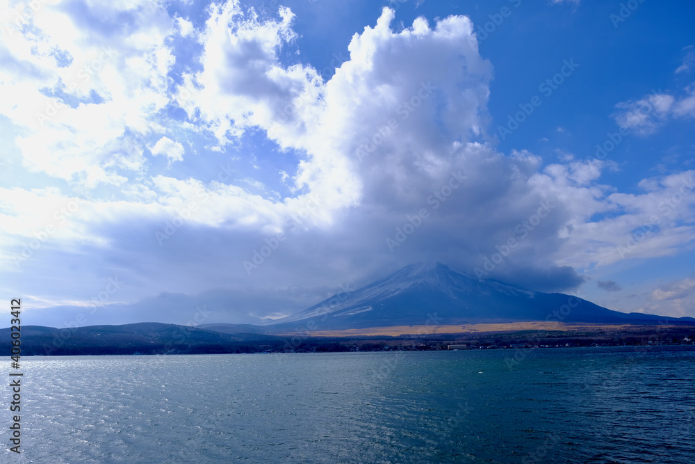 【山梨】山中湖湖畔から見る冬晴れの富士山	