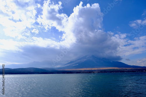 【山梨】山中湖湖畔から見る冬晴れの富士山 