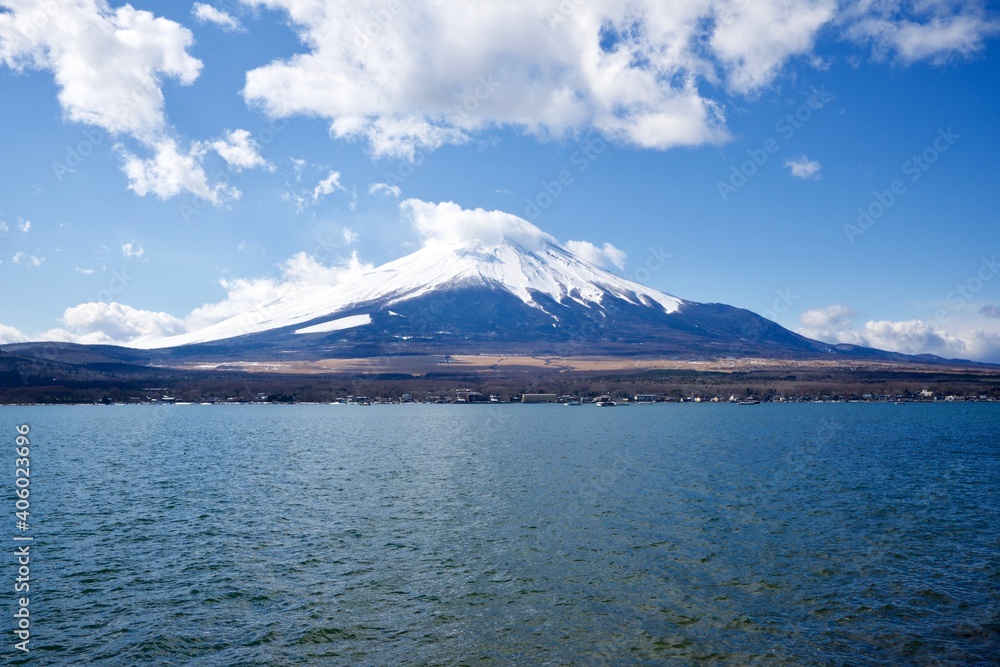 【山梨】山中湖湖畔から見る冬晴れの富士山	