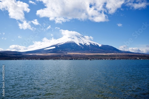 【山梨】山中湖湖畔から見る冬晴れの富士山 