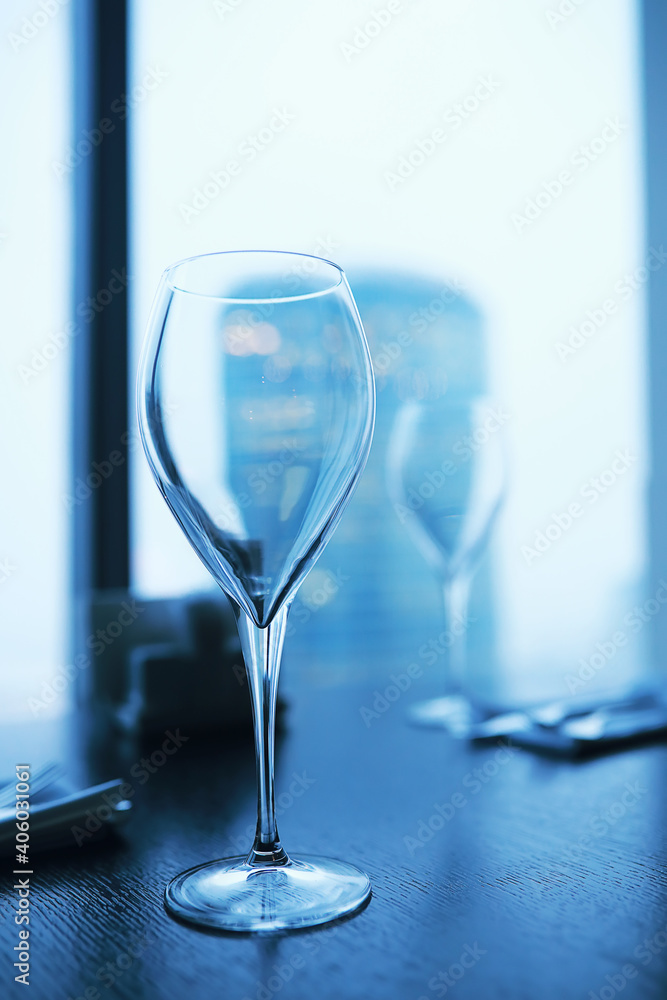 Obraz premium Cocktail glasses on the windowsill by the glass