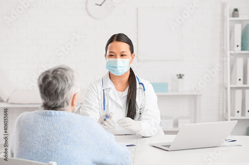 Senior woman visiting docto...