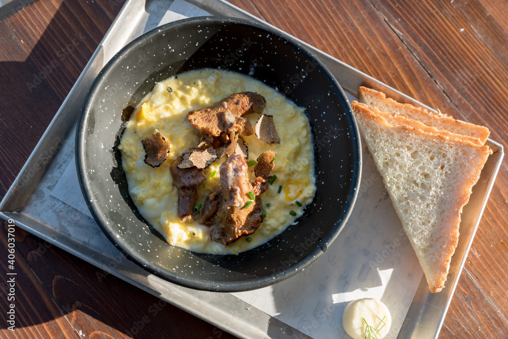 Scrambled eggs with mushrooms Scrambled eggs with mushrooms