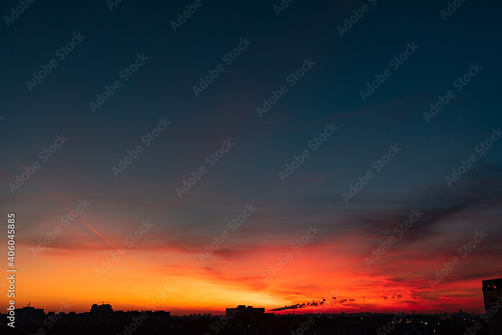 Obraz premium orange sunset over big city