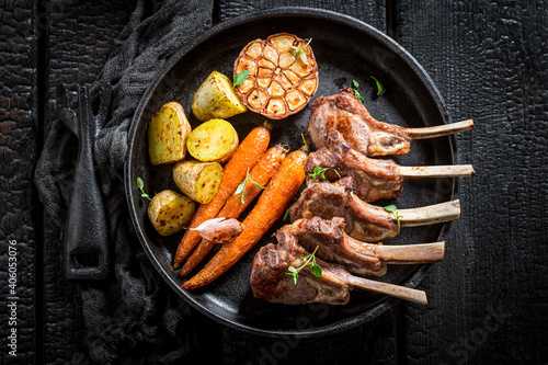Grilled ribs of lamb with h...