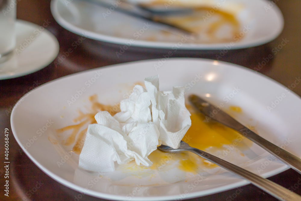 Used tissue paper is then placed on a dish that has been eaten. Used tissue paper is then placed on a dish that has been eaten.