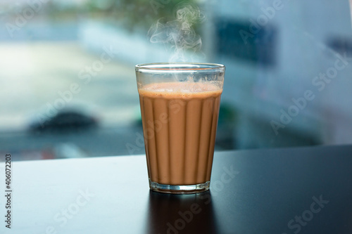 Fotografia Fresh milk tea or Indian Kadak Chai.