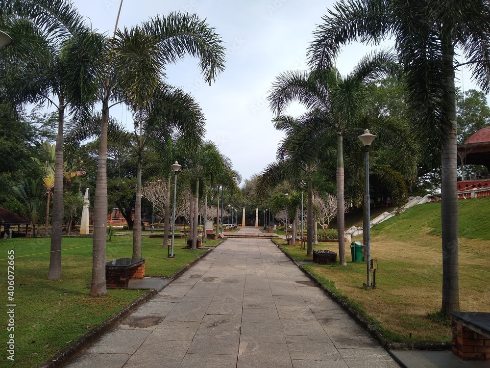 Obraz premium palm trees and stone pathway, Kanakakunnu palace Trivandrum, Kerala