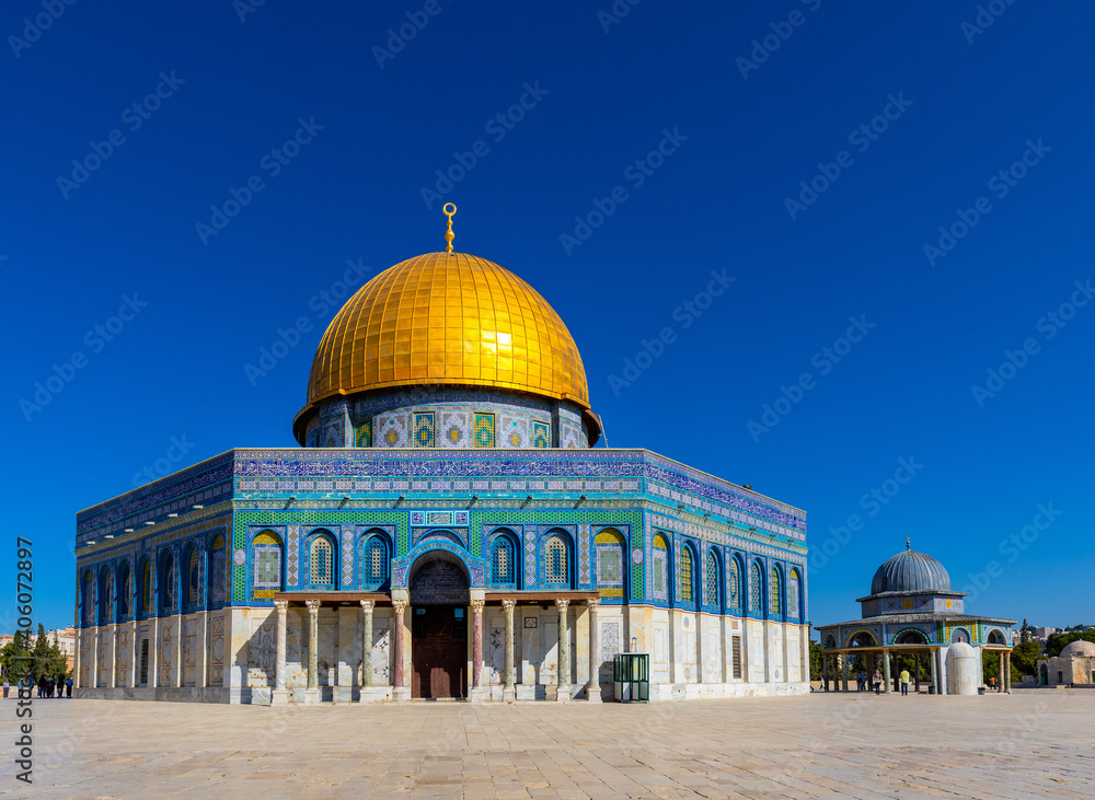 Naklejka premium Dome of the Rock Islamic monument and Dome of the Chain shrine on Temple Mount of Jerusalem Old City, Israel