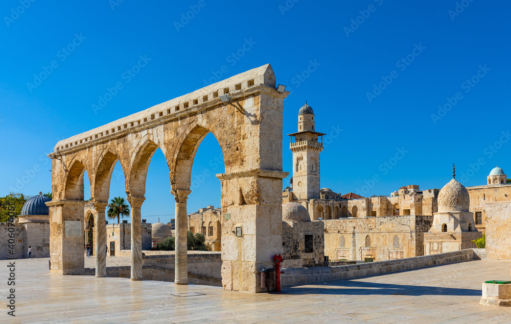 Temple Mount with gateway arches leading to Dome of the Rock, al-Aqsa Mosque and and Bab al-Silsila minaret in Jerusalem Old City, Israel