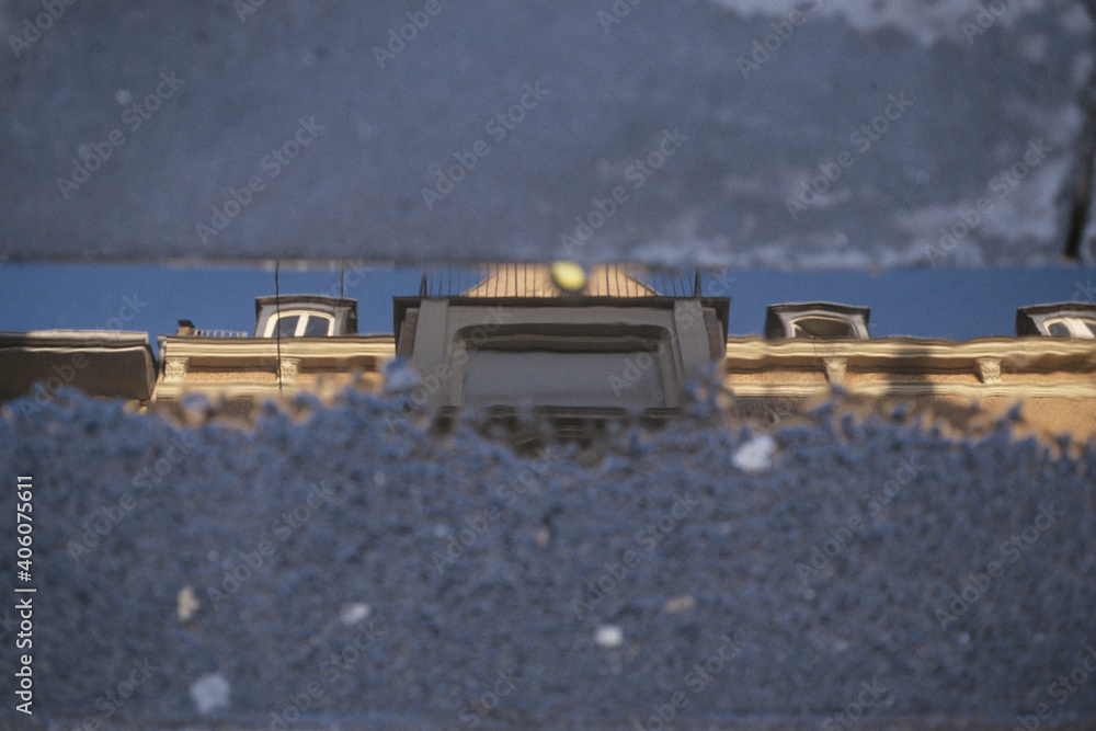 Das Dachgeschoss eines Wohnhauses spiegelt sich in einer Regenpf Das Dachgeschoss eines Wohnhauses spiegelt sich in einer Regenpf