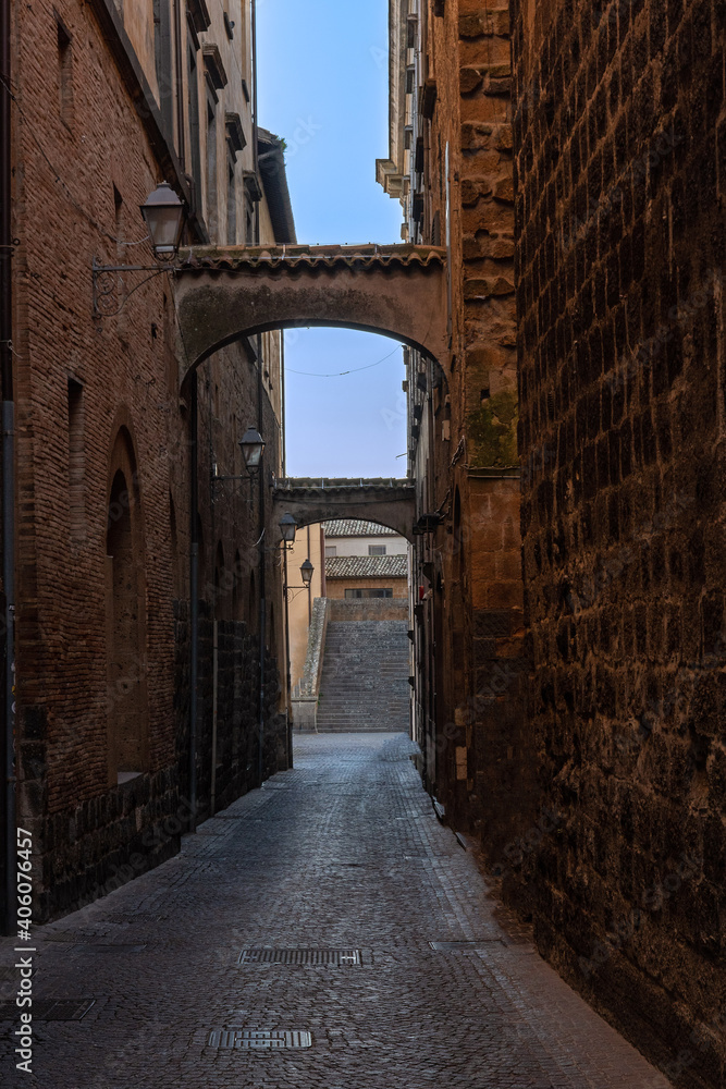 Straße in der Altstadt von Orvieto in Umbrien, Italien 