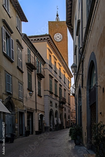 Stra  e in der Altstadt von Orvieto in Umbrien in Italien 