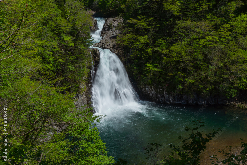 鳥海高原の雪解け水の流れる迫力ある滝