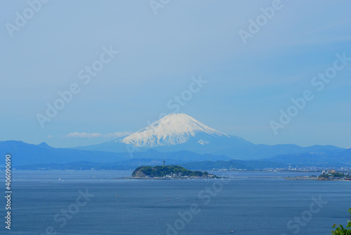 日本の春、高台から見る江ノ島と富士山