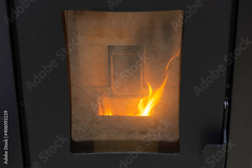 Combustión en una estufa de pellets (biomasa).