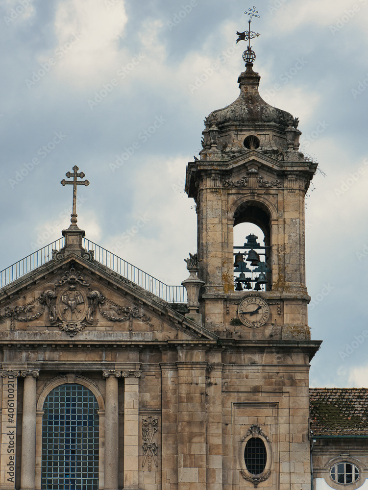 Blick auf eine Kirche und einen Kirchturm mit Glocken in der Stadt Braga, Portugal