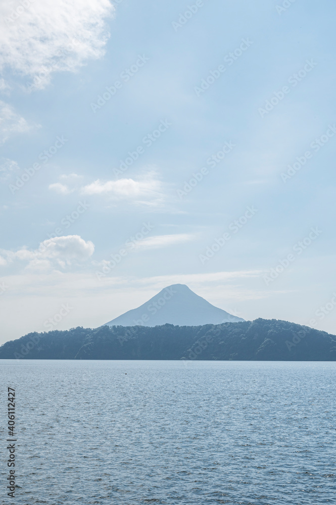 鹿児島県の池田湖と開聞岳